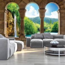 Eine Fototapete mit einer Wasserfall-Landschaft, bedruckt auf Vliesbehang, geeignet für ein Wohnzimmer.