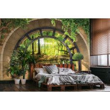 Eine Fototapete mit einem sonnigen Wald in einer ruhigen Umgebung, perfekt für ein Schlafzimmer.