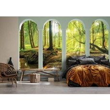 Eine Fototapete mit 3D-Ansicht eines sonnigen Waldes in einem beruhigenden Schlafzimmer.