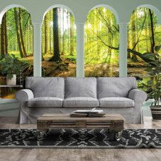 Eine Fototapete mit 3D-Ansicht eines sonnigen Waldes mit Säulen in einem eleganten Wohnzimmer.