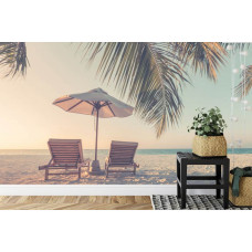 Ein ruhiger Blick auf einen tropischen Strand mit Palmen auf Fototapete, ideal für ein Schlafzimmer.