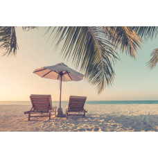 Fototapete von einem tropischen Strand mit Liegestühlen unter Palmen, umgeben von klarem blauen Meer und weißen Sandstränden.