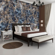 Eine Vliestapete mit raffinierter Marmoroptik in einem modernen Industriethema, geeignet für ein Wohnzimmer.