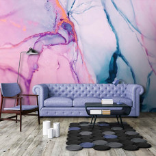 Eine Fototapete mit abstraktem rosa und blauem Marmor im Kunststil, gesehen im Wohnzimmer.