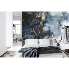 Eine Fototapete mit einer abstrakten Marmorwand in einem Schlafzimmer.