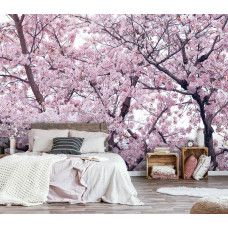 Eine Fototapete mit Apfelblüten und Blumen, zu sehen im Schlafzimmer.