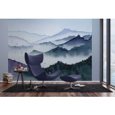 Eine Fototapete mit Aquarell-Bergen im Nebel in einem Wohnzimmer mit Airtex.