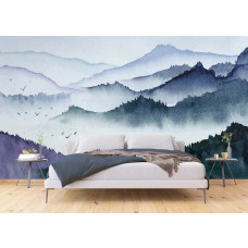 Eine Fototapete mit Aquarell-Bergen im Nebel in einem Schlafzimmer.