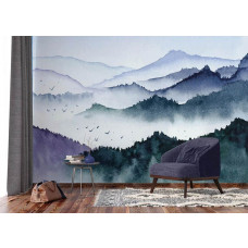 Eine Fototapete mit Aquarell-Bergen im Nebel in einem Wohnzimmer mit Vliestapete.