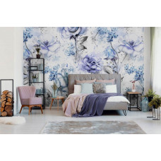 Eine Aquarell Fototapete mit blauen Rosen und Blumen in einem romantischen Malstil, zu sehen im Schlafzimmer.