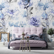 Eine Aquarell Fototapete mit blauen Rosen und Blumen in einem romantischen Malstil, zu sehen im Wohnzimmer und Schlafzimmer.