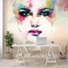 Eine Fototapete mit abstrakter Kunst eines Gesichts in Aquarell, ideal für ein Büro.