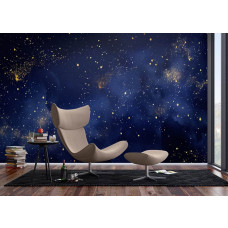 Ein Fototapete mit einem märchenhaften Aquarell-Sternenhimmel in einem geräumigen Wohnzimmer, bei dem die tiefen Nachttöne und Sterne einen magischen und verträumten Effekt erzeugen.