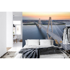 Eine Fototapete mit der Arthur Ravenel Jr. Brücke vor einer Stadtkulisse, abgebildet in einem Schlafzimmer.
