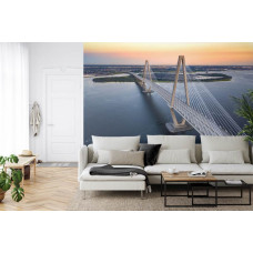 Eine Fototapete mit einer Ansicht der Arthur Ravenel Jr. Brücke in einer friedlichen Umgebung, dargestellt in einem Wohnzimmer.