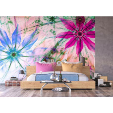 Ein Schlafzimmer mit einer stilvollen Fototapete eines künstlerischen Blumengemäldes.