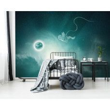 Eine Fototapete mit einem Astronauten in einem Weltraumdesign voller Sterne, perfekt für ein Kinderzimmer.