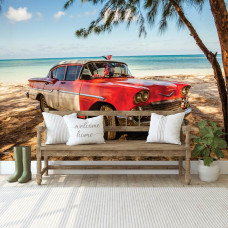 Fototapete mit einem kubanischen Auto am Strand, mit Blick auf den Ozean, geeignet für das Wohnzimmer.