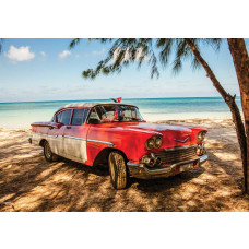 Fototapete mit einem klassischen kubanischen Auto, das an einem Strand mit Palmen und einem azurblauen Meer entlangfährt, ideal für einen Vintage-Look.