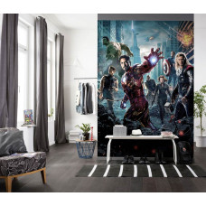 Fototapete Avengers Filmposter im Kinderzimmer mit Iron Man, Thor, Captain America, Hulk und Black Widow vor einer beeindruckenden Marvel Kulisse.