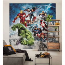 Fototapete Avengers Mighty Team im Kinderzimmer mit Iron Man, Hulk, Thor, Captain America und weiteren Marvel Helden vor einer spektakulären Kulisse.