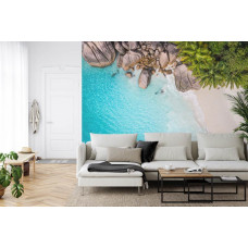 Eine lebendige Fototapete mit einem paradiesischen Strand und einem klaren blauen Himmel, ideal für ein Wohnzimmer.