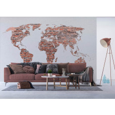 Eine Fototapete mit einer Weltkarte im Ziegelsteinmotiv, die eine raue und abenteuerliche Atmosphäre in einem Wohnzimmer schafft.