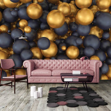 Fototapete im Wohnzimmer mit luxuriösem 3D-Effekt aus goldenen und schwarzen Kugeln, die Tiefe und Eleganz verleihen.