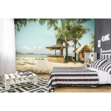 Fototapete einer Strandbar mit Palmen und dem Meer, perfekt für das Schlafzimmer.