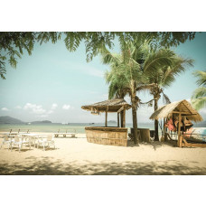 Strandbar an einem tropischen Strand mit Palmen und klarem blauen Meer, perfekte Fototapete für eine sommerliche und entspannte Atmosphäre.