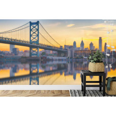 Eine Fototapete, die die Ben-Franklin-Brücke zeigt, die sich bei Sonnenuntergang im Wasser spiegelt, angezeigt in einem Esszimmer.