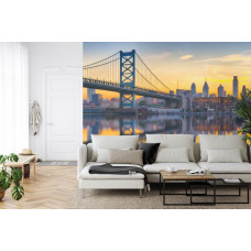 Eine Fototapete, die die Ben-Franklin-Brücke vor einem ruhigen Hintergrund zeigt, angezeigt in einem Wohnzimmer.