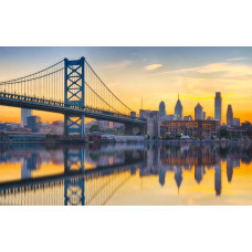 Ben-Franklin-Brücke in Philadelphia, mit einer Reflexion im Wasser bei Sonnenuntergang, angezeigt in einer Fototapete.