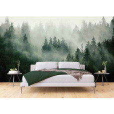 Fototapete Bergwald im Morgennebel mit Airtex-Tapete in einem Schlafzimmer.