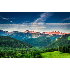 Fototapete mit der natürlichen Schönheit einer Berglandschaft mit bewaldeten Hügeln und grünen Tälern.