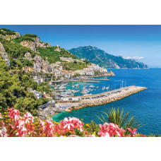 Fototapete von Bergdörfern an der Küste, mit Meer- und Bergblick.