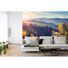 Eine Fototapete mit einer beeindruckenden Berg- und Waldlandschaft, ideal für ein Wohnzimmer.