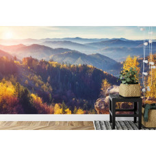 Eine Fototapete mit einem üppigen Wald und umliegenden Bergen, geeignet für ein Schlaf- und Wohnzimmer.