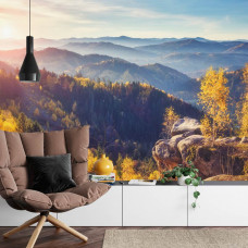Eine Fototapete mit einer natürlichen Berglandschaft, umgeben von Wäldern, perfekt für ein Wohnzimmer.