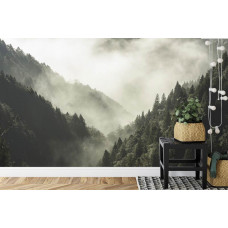 Eine Fototapete mit einer stimmungsvollen Ansicht von nebelverhangenen Bergen und Wald, geeignet für ein Schlafzimmer.