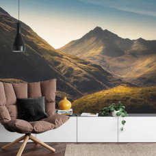 Eine Fototapete mit einer atemberaubenden Aussicht auf Berge im Morgenlicht, geeignet für ein Wohnzimmer.