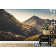 Eine Fototapete mit einer malerischen Berglandschaft bei Sonnenaufgang, perfekt für eine Küche.