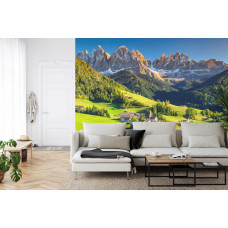 Fototapete mit Tiroler Landschaft, dargestellt in einem Wohnzimmer.