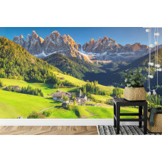 Fototapete mit Tiroler Landschaft mit Bergen und Natur, dargestellt in einem Schlafzimmer.
