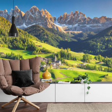 Fototapete mit Tiroler Berglandschaft, dargestellt in einem Wohnzimmer.