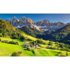 Tiroler Berglandschaft mit weiter Natur, dargestellt auf einer naturalistischen Fototapete.