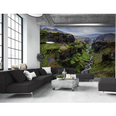 Eine Fototapete mit Bergen, Landschaft und Bach für das Wohnzimmer und das Wohnzimmer.