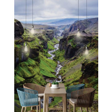 Eine Fototapete mit Bergen, Landschaft und Bach für das Wohnzimmer und die Küche.