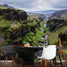 Eine Fototapete mit Bergen, Landschaft und Bach für das Wohnzimmer.