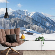 Eine Fototapete mit einer ruhigen Darstellung von Bergen im Schnee, ideal für ein Wohnzimmer.
